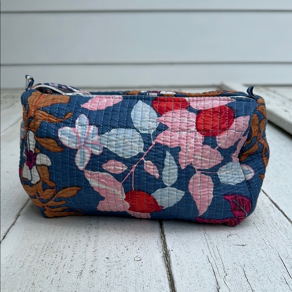 Floral Quilted Makeup Set (3) - Picture 2 of 3